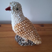 Figurka ptaka wykonanego z muszelek 