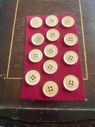 GUZIKI ozdobne,plastik,cztery dziurki, średnica 22mm,sztuk 13 -stan idealny