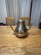 Metalowy koloru srebrnego dzbanuszek do zaparzania herbaty