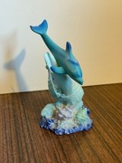 Figurka delfina z muszlami – dekoracja morska