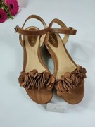 Brązowe karmelowe sandałki damskie na podwyższeniu z paskiem na sprzączkę 