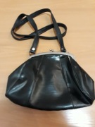 Torebka na ramię  z paskiem, zapiecie na zatrzask 