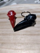 Breloczek DIY z żywicy epoksydowej CZASZKA KRUKA