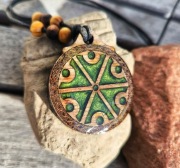 Wisiorek słowiański Perun – drewno i żywica epoksydowa