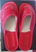 Nowe skórzane, czerwone, damskie kapcie . Rozmiar 39 (23)