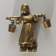 kobieta z wiadrami z koromysłem - mosiądz żółty - figurka 8 cm do