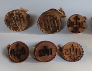 Drewniane XIX-wieczne formy do wypieków z symbolem IHS 6 szt.