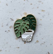 Metalowa przypinka emaliowana PIN – stylowy detal z charakterem monstera