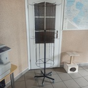 Stojak obrotowy z haczykami na kółkach