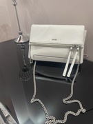 Torebka skórzana DKNY Jaye biała z łańcuszkiem na komunie, wesele