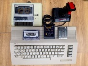 Commodore C64E + magnetofon + joystick + 2 cartridge zestaw, zasilacz