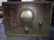 Stary woltomierz prądu stałego, stabilizator 