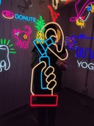 Neon LED Ozdoba Świetlna. Badanie słuchu