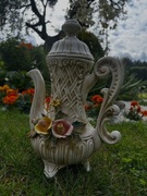 Ozdobny dzbanek ceramiczny w stylu retro.