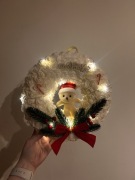 Świąteczny wianek 30 cm – biały z misiem i czerwonymi ozdobami