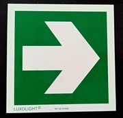 Znak Znak kierunek drogi ewakuacyjnej (strzałka)  LUXOLIGHT 15 cm x 15 cm