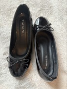 Buty dziecięce lakierowane.