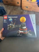 Klocki LEGO Technic - Planeta ziemia i księżyc na orbicie