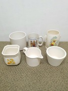 Zestaw ceramicznych porcelanowych kolekcjonerskich naczyń przedmiotów 