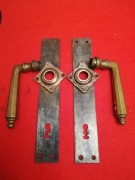 Stare mosiężne klamki z szyldami