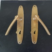 Mosiężne klamki z szyldami.Art deco