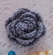 Kwiatek RÓŻA szary, włóczka 