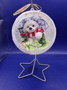 Bombka3d Z  ręcznie wykonanym Maltańczykiem w szaliku z pomponami  16cm