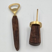 Zestaw do barmaństwa otwieracz i nalewak drewno naturalne metal złoty