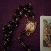 Różaniec z wizerunkiem św. Michała Archanioła z kartą midlitwy