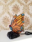 Lampa Stołowa Witrażowa MOTYL – Styl Tiffany – Rękodzieło. Gabinetowa.