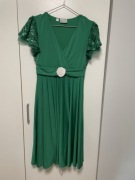 Elegancka sukienka z cekinowymi rękawami