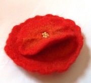 Czerwony kwiat, duża broszka z filcu
