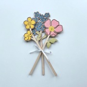 Bukiet jaskier niezapominajka dzika róża kwiaty prezent dzień nauczyciela