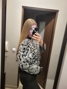 Piękny sweter z wężowym wzorem L Gina Tricot sweterek oversize