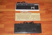Zestaw trzech niesprawnych klawiatur komputerowych