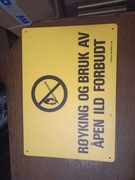 Tablica w języku norweskim zakaz używania otwartego ognia 