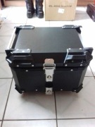 Sprzedam kufer motocyklowy centralny 45L alumniowy z płytą mocująca 