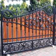 Kuta pełna brama z drewnem , kuta brama