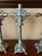 Stylowy Krzyż Stojący – Krucyfiks z Bogatą Symboliką (Srebrzony/Metal)