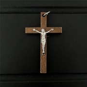 Krzyż drewniany z wizerunkiem Jezusa z uchwytem na łańcuszek 50x32 mm