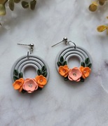 Okrągłe kolczyki z gliny polimerowej z pomarańczowymi i różowymi kwiatami