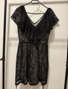 Czarna koronkowa sukienka