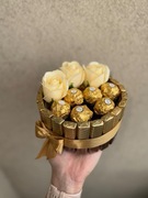 Box z różami mydlanymi i słodkościami