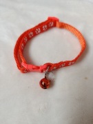 Pomarańczowa Obroża dla Kota z Dzwoneczkiem – Wzór w Łapki