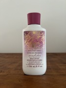 Bath & Body Works Strawberry Snowflakes balsam do ciała 236 ml