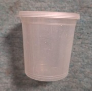 Pojemnik plastikowy z wieczkiem