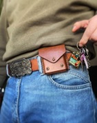 Skórzana kieszonka na pasek – ręcznie wykonany organizer EDC