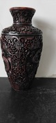 Stary rzeźbiony chiński wazon.