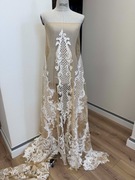 włoska koronka na beżowym tiulu