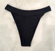 Czarny dół od stroju kąpielowego. Rozmiar S. 